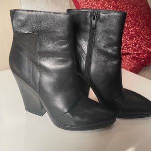 Vince chunk heel Black Button Bootie